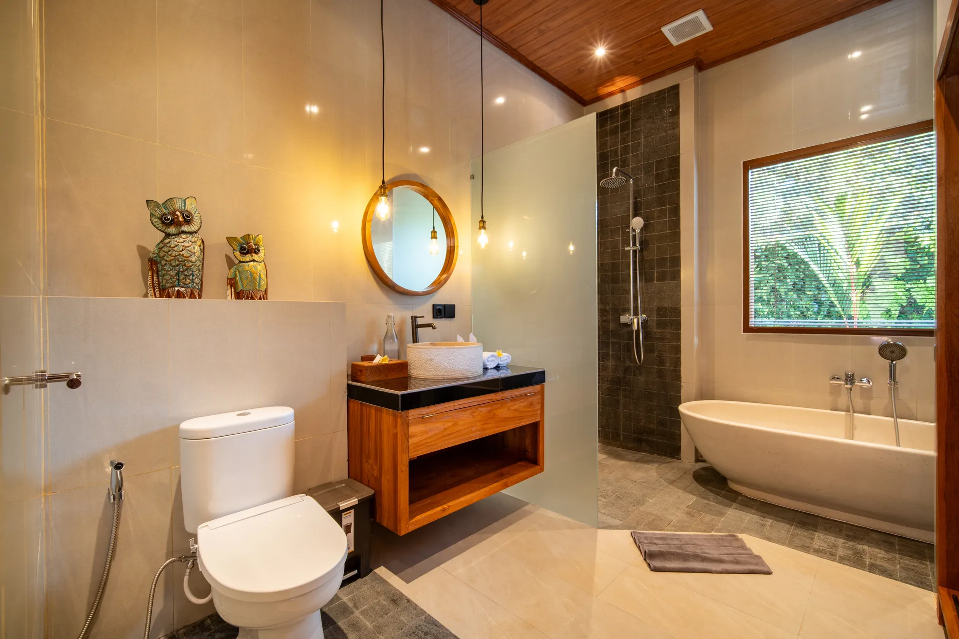 Integrated bathroom of primary bedroom
