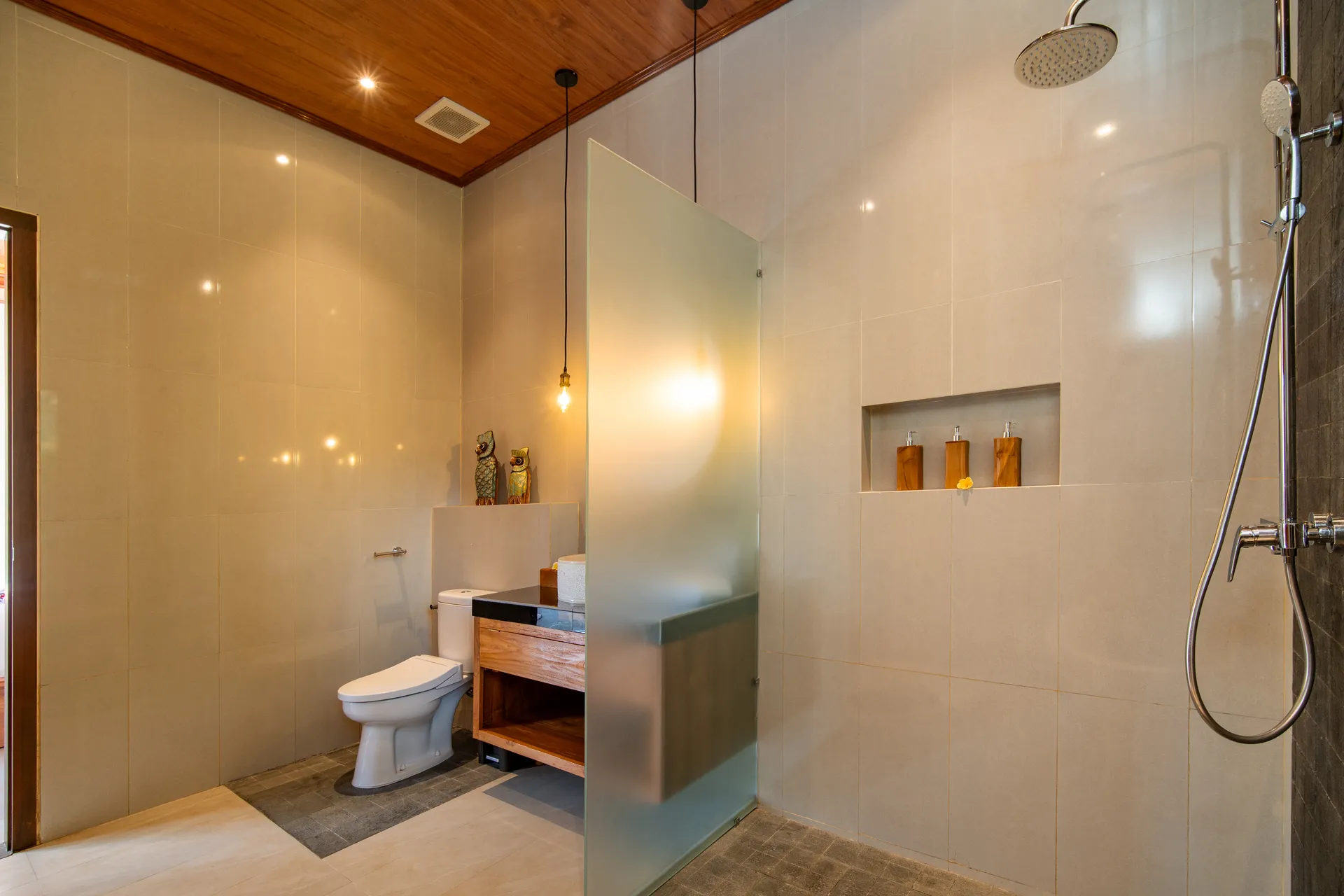 Integrated shower of primary bedroom