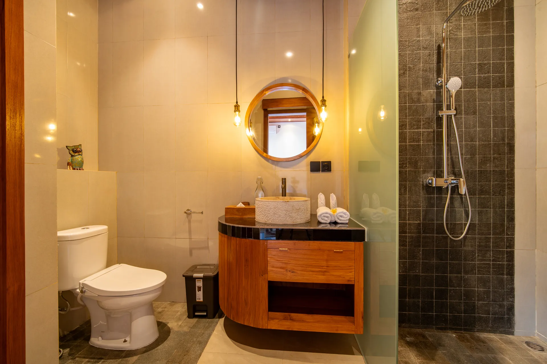Integrated bathroom and shower of secondary bedroom