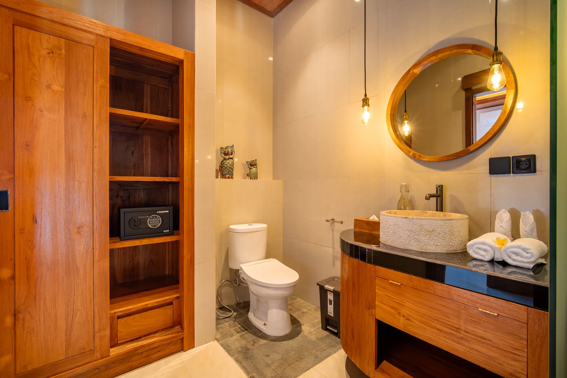 Integrated dressing area of secondary bedroom